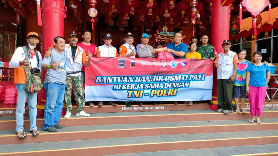 Paguyuban Sosial Marga Tionghoa Indonesia (PSMTI) Kabupaten Pati, TNI-Polri dan ORARI Lokal Kabupaten Pati bahu-membahu membantu korban banjir.